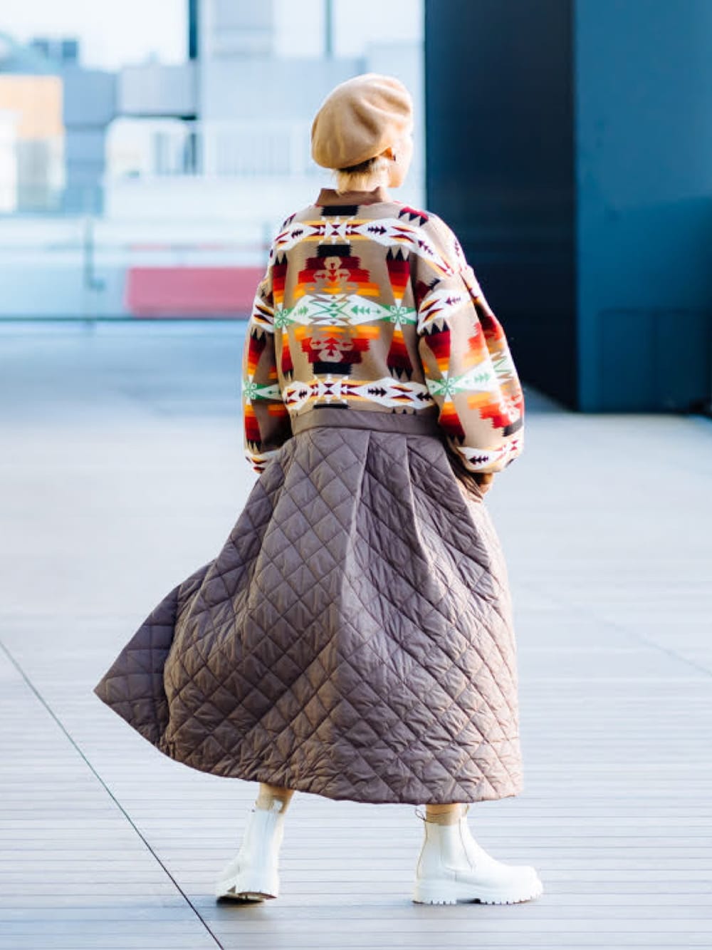 ベージュ系のその他アウター、ホワイト系のブーツ、その他のその他を着用したレディースの秋コーディネートの3枚目の写真