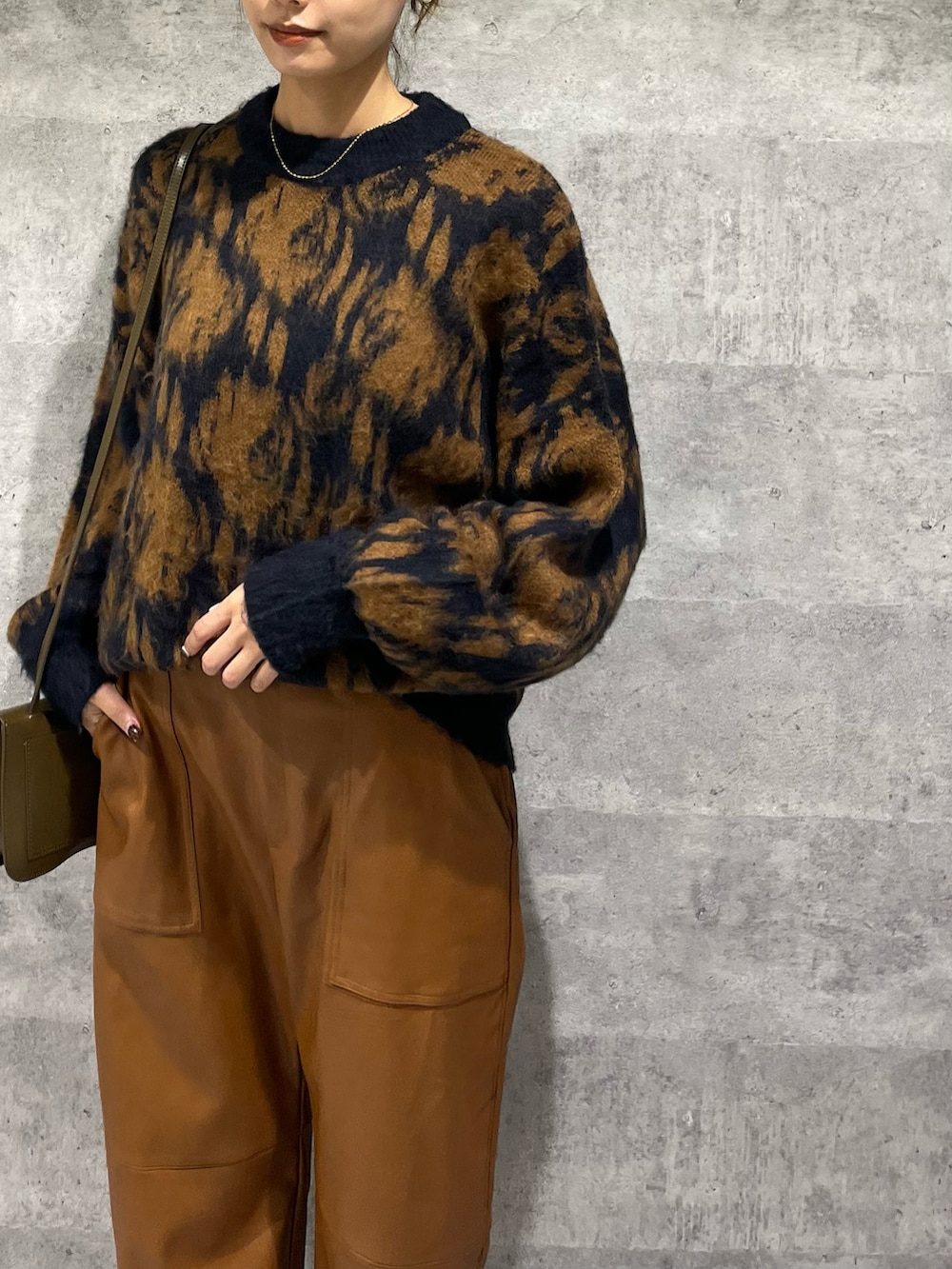 ブラウン系のニット/セーター、イエロー系のその他パンツ、ブラック系のローファーを着用したレディースの秋コーディネートの2枚目の写真