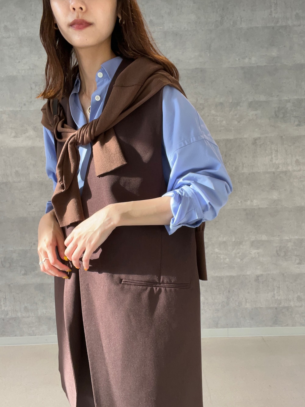 ブルー系のシャツ/ブラウス、ブラウン系のベスト、ブラウン系のその他パンツを着用したレディースの夏コーディネートの2枚目の写真