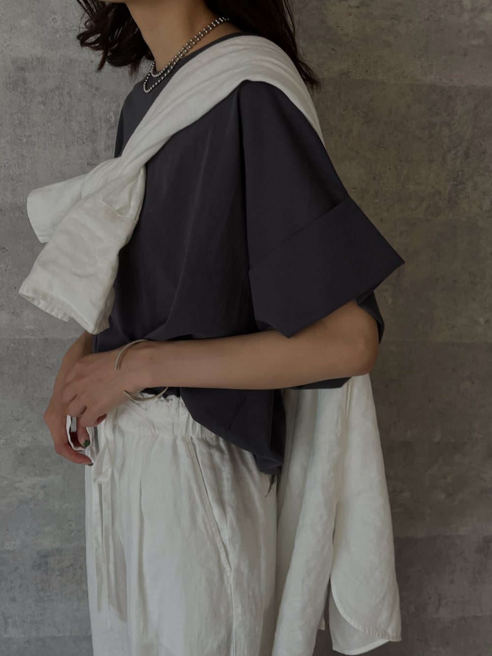 グレー系のTシャツ/カットソー、ホワイト系のシャツ/ブラウス、ホワイト系のその他パンツを着用したレディースの夏コーディネートの2枚目の写真