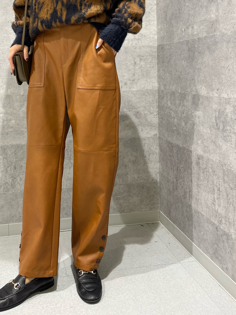 ブラウン系のニット/セーター、イエロー系のその他パンツ、ブラック系のローファーを着用したレディースの秋コーディネートの3枚目の写真