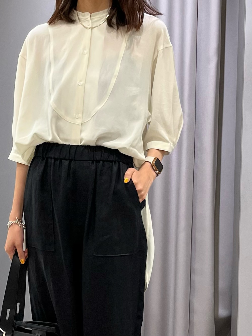 ホワイト系のシャツ/ブラウス、ブラック系のその他パンツ、シルバー系のサンダルを着用したレディースの夏コーディネートの2枚目の写真