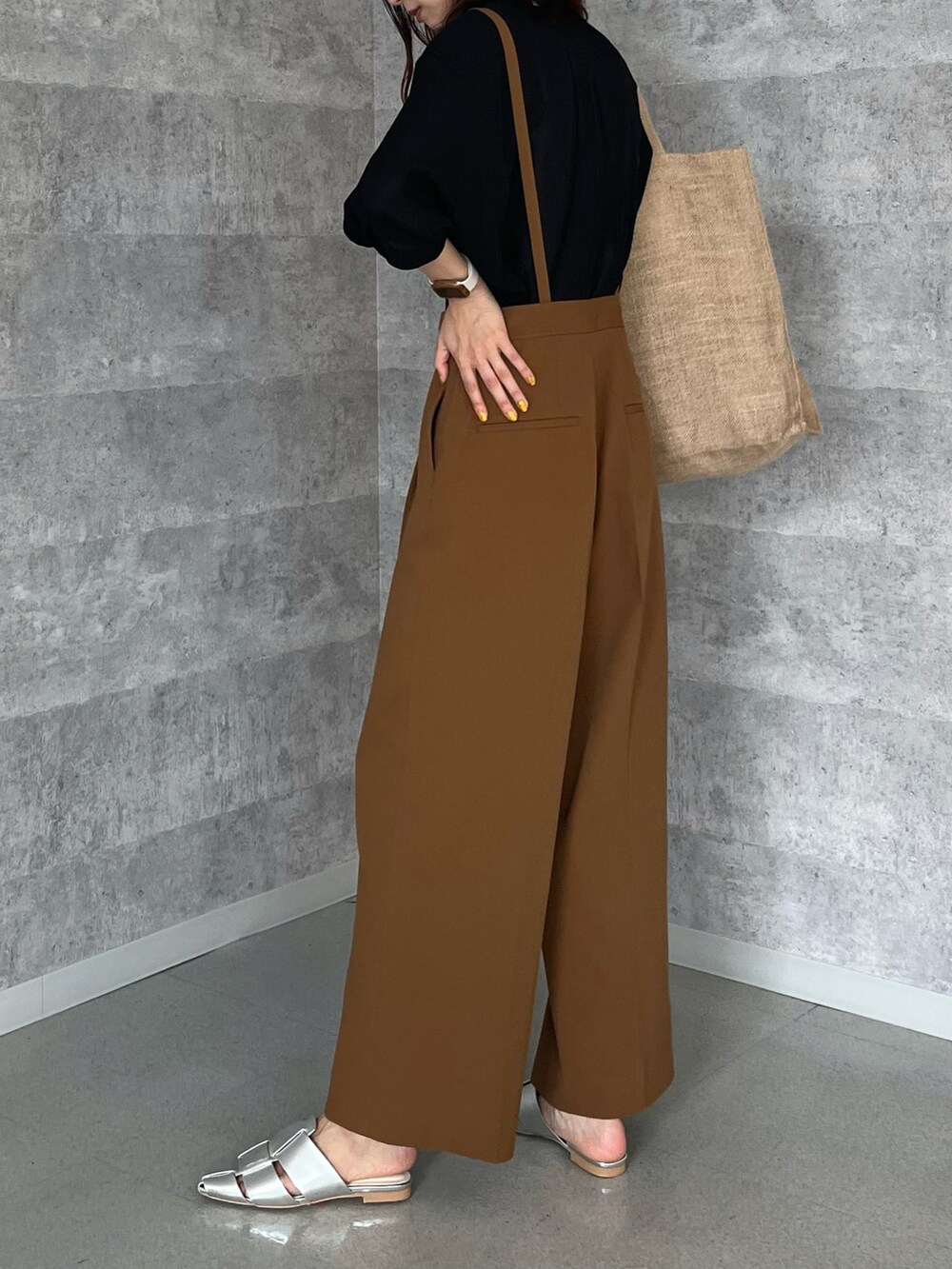 ブラック系のシャツ/ブラウス、ブラウン系のその他パンツ、シルバー系のサンダルを着用したレディースの夏コーディネートの2枚目の写真