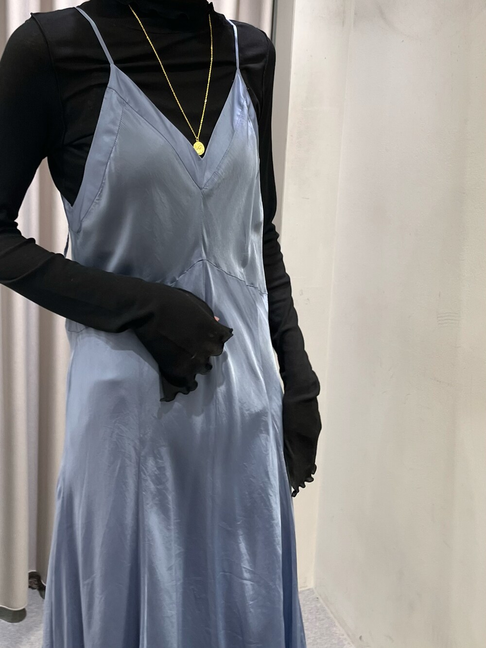 グレー系のカーディガン/ボレロ、ブルー系のワンピース、ブラック系のショルダーバッグを着用したレディースの秋コーディネートの2枚目の写真