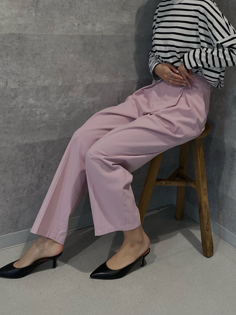 ピンク系のその他パンツ、ブラック系のTシャツ/カットソー、ブラック系のパンプスを着用したレディースの春コーディネートの2枚目の写真