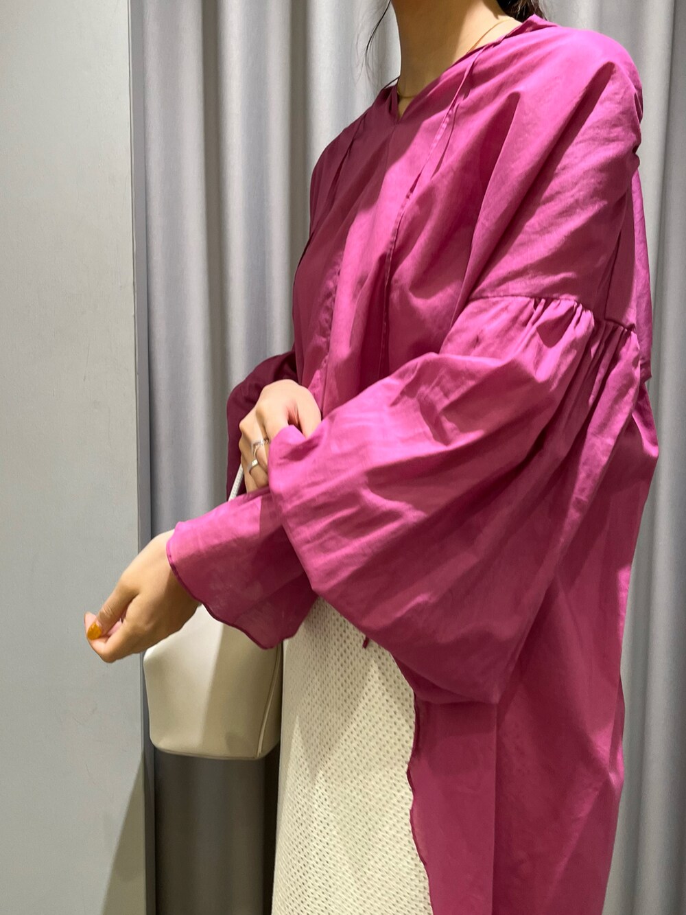 ピンク系のシャツ/ブラウス、ホワイト系のスカート、シルバー系のサンダルを着用したレディースの夏コーディネートの2枚目の写真