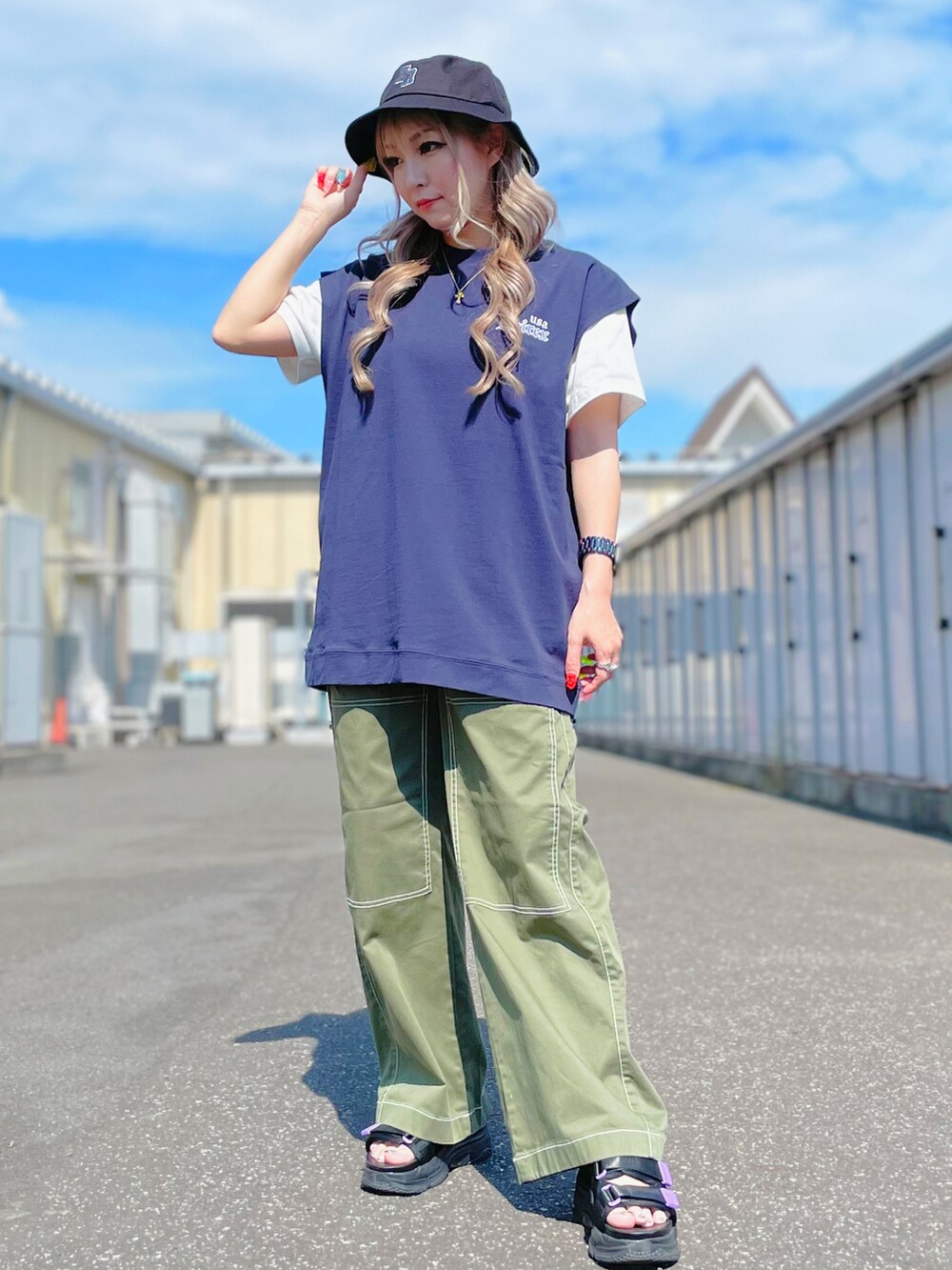 「休日スタイル、ラフ、リラックススタイル、ootd、ゆったりコーデ、楽チンコーデ、夏コーデ、低身長、カジュアルコーデ、今日のコーデ」|「AVIREXの【Women's】SH ウェスト ギャザーズ カラー スティッチ パンツ /WAIST GATHERS COLOR STITCH PANTS / アヴィレックス / AVIREX(その他パンツ、ホワイト系)」を使った、chihiroさん(レディース・151cm)の夏コーディネートの2枚目の写真