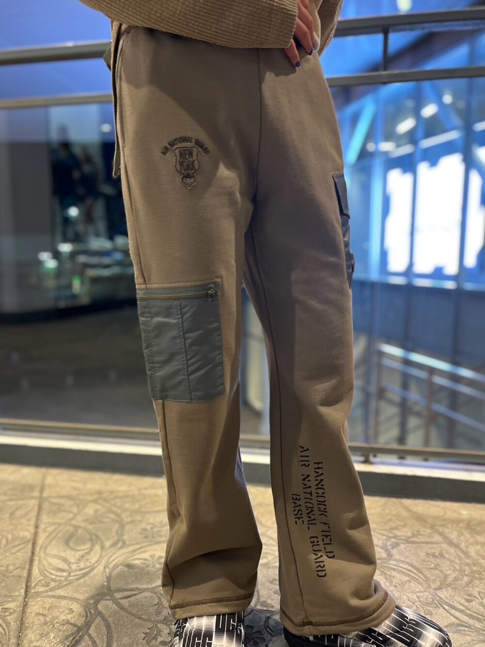 ベージュ系のブルゾン、ベージュ系のスウェットパンツを着用したレディースの冬コーディネートの3枚目の写真