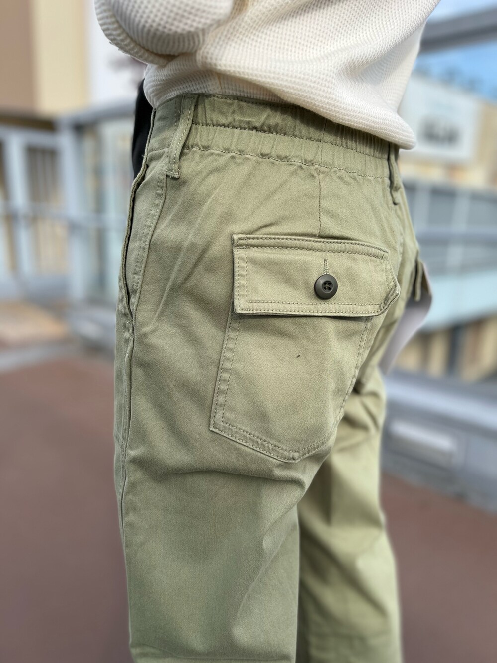 ホワイト系のTシャツ/カットソー、グレー系のカーディガン/ボレロ、グリーン系のその他パンツを着用したレディースの秋コーディネートの4枚目の写真