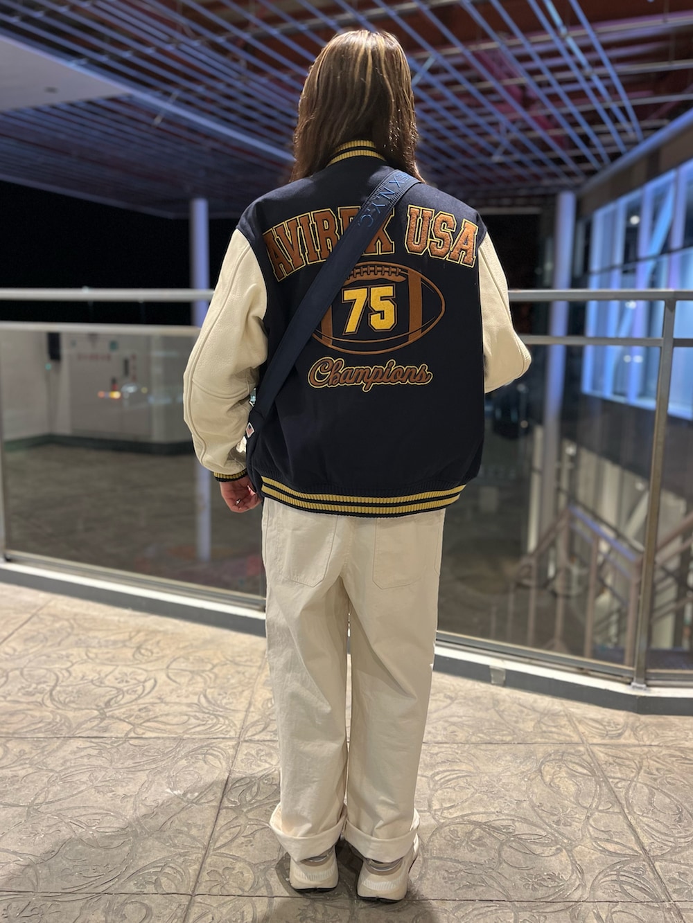 ホワイト系のサロペット/オーバーオール、ベージュ系のスウェット、ブルー系のショルダーバッグを着用したレディースの冬コーディネートの2枚目の写真