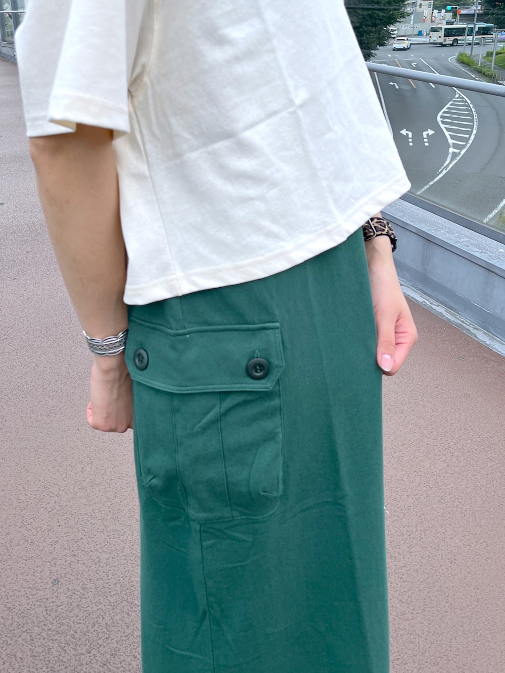 グリーン系のワンピースを着用したレディースの夏コーディネートの3枚目の写真