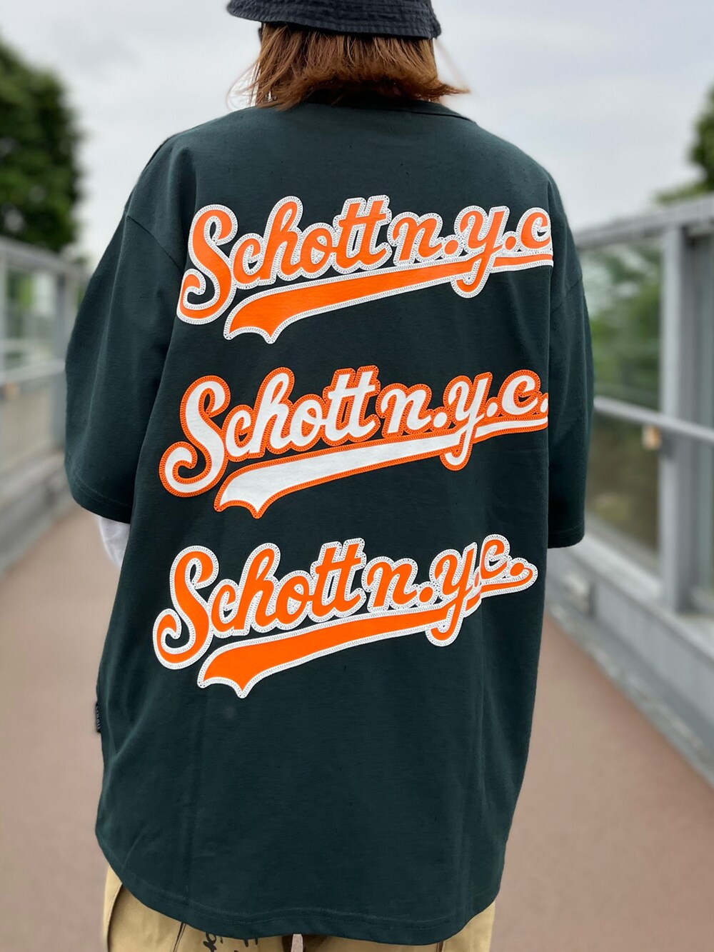 その他のカーゴパンツ、グリーン系のTシャツ/カットソー、ホワイト系のスウェットを着用したレディースの春コーディネートの2枚目の写真