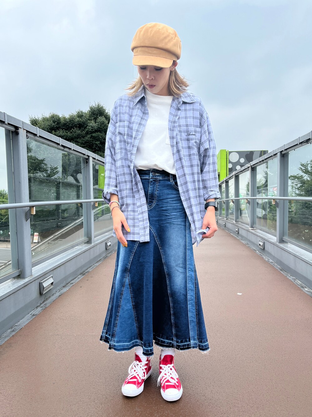 その他のデニムスカート、ホワイト系のTシャツ/カットソー、ブルー系のシャツ/ブラウスを着用したレディースの夏コーディネートの2枚目の写真