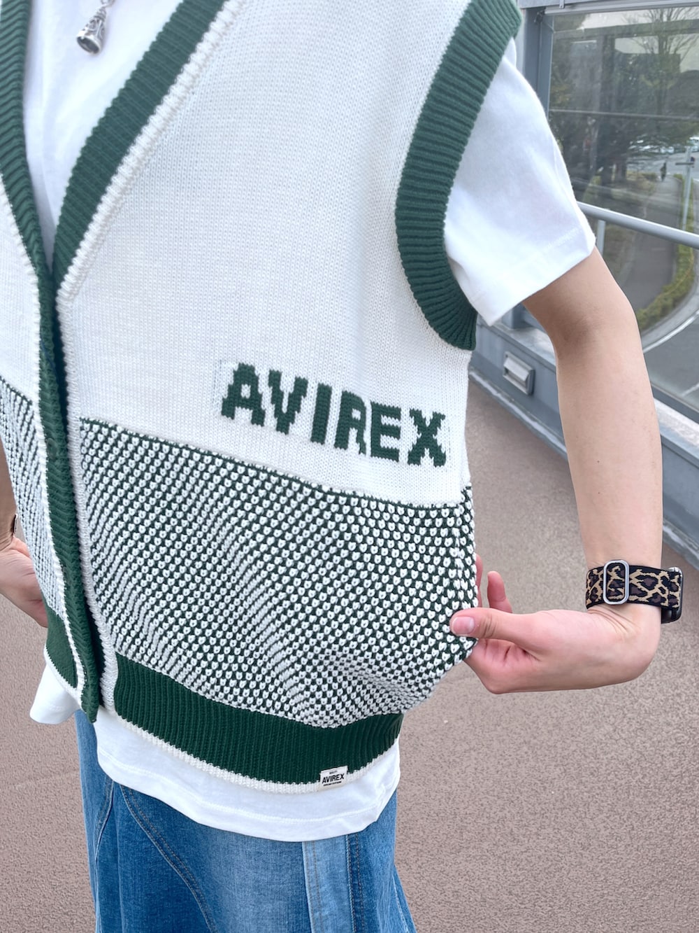 ホワイト系のTシャツ/カットソー、グリーン系のベスト、その他のデニムスカートを着用したレディースの春コーディネートの4枚目の写真