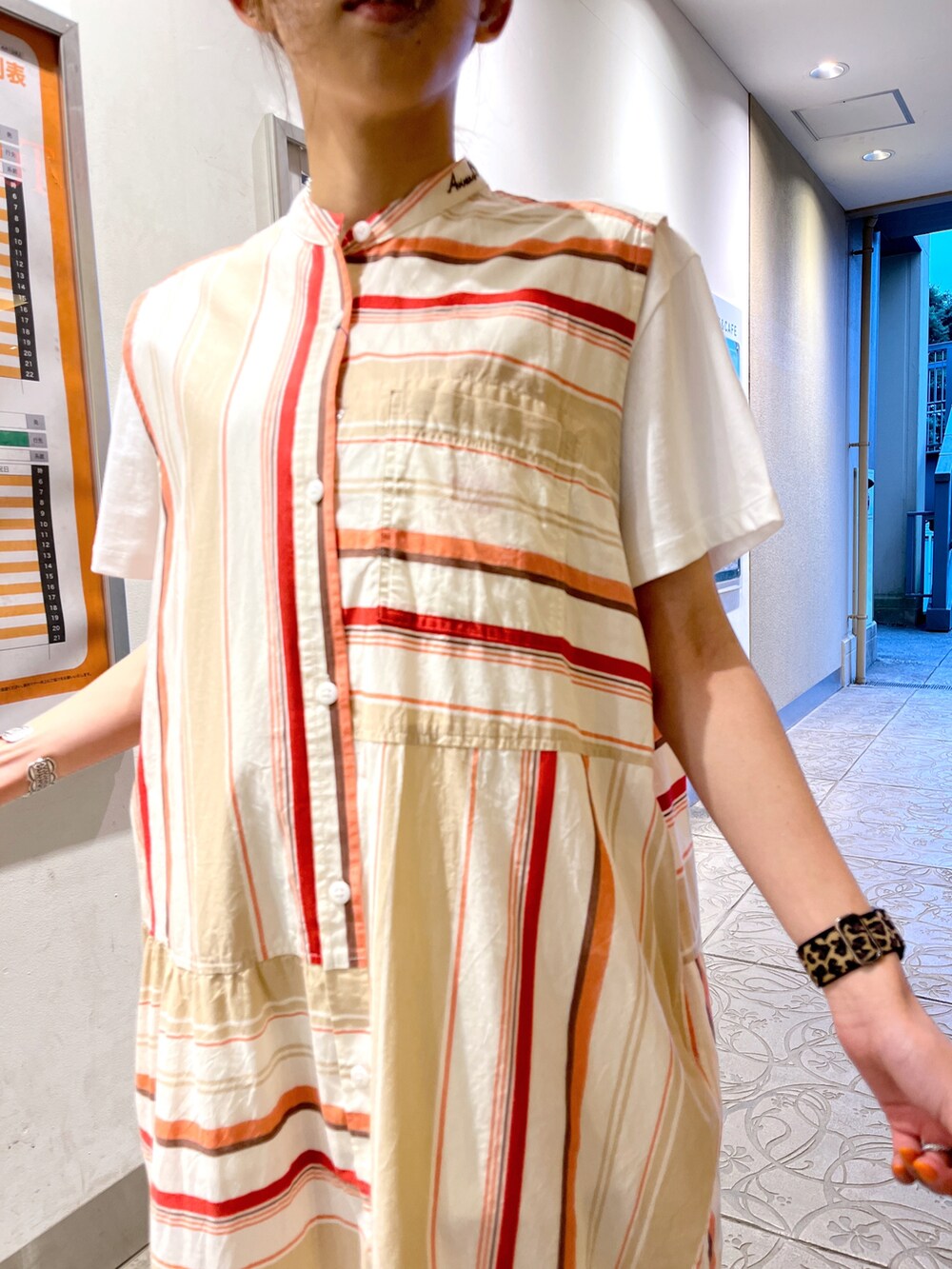 ブラック系のサンダル、ホワイト系のトートバッグ、レッド系のシャツワンピースを着用したレディースの夏コーディネートの3枚目の写真