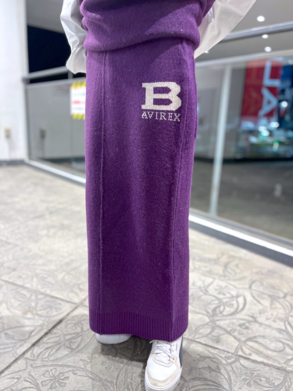 パープル系のベスト、ホワイト系のTシャツ/カットソー、パープル系のスカートを着用したレディースの秋コーディネートの3枚目の写真