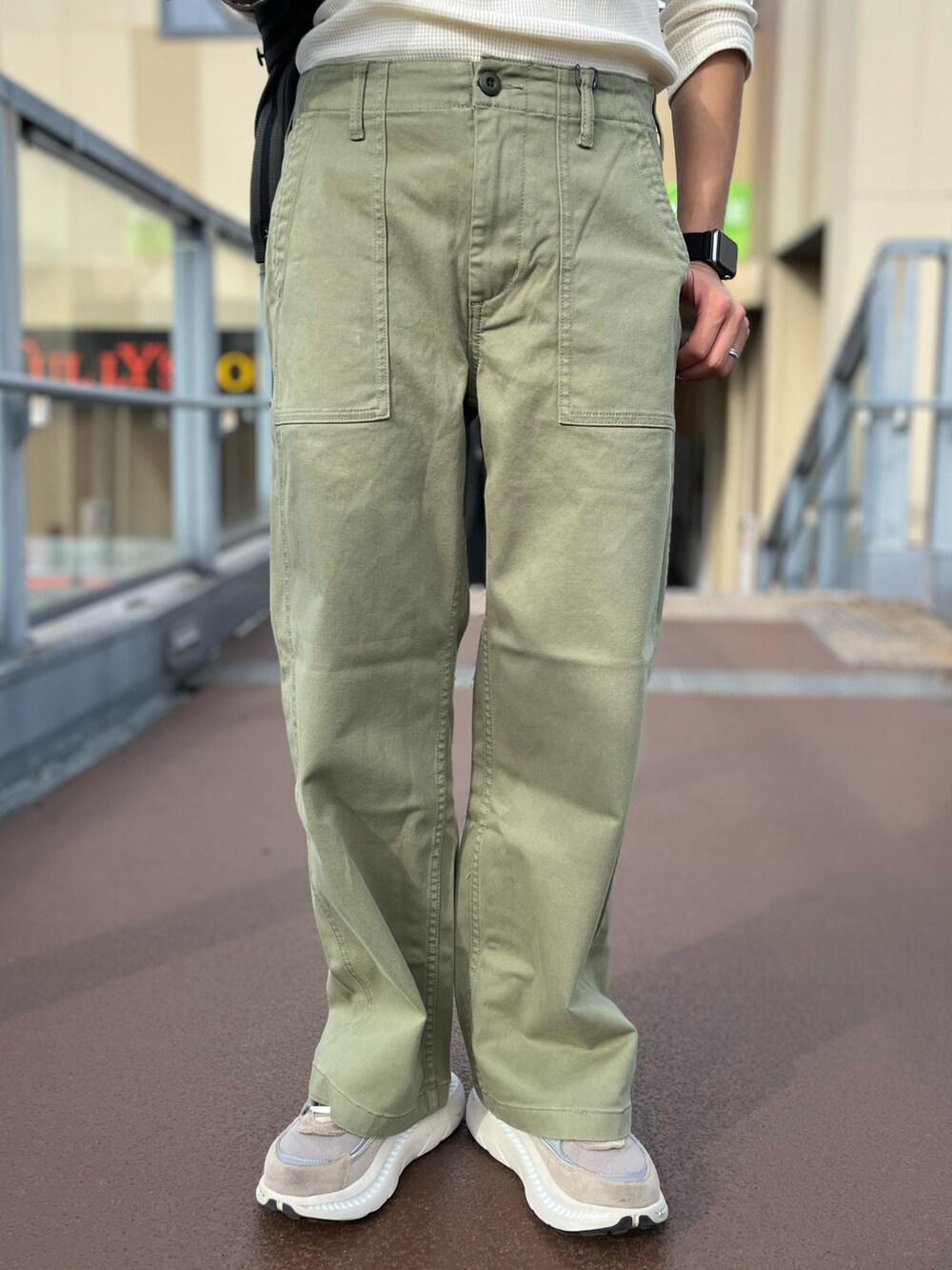 ホワイト系のTシャツ/カットソー、グレー系のカーディガン/ボレロ、グリーン系のその他パンツを着用したレディースの秋コーディネートの3枚目の写真