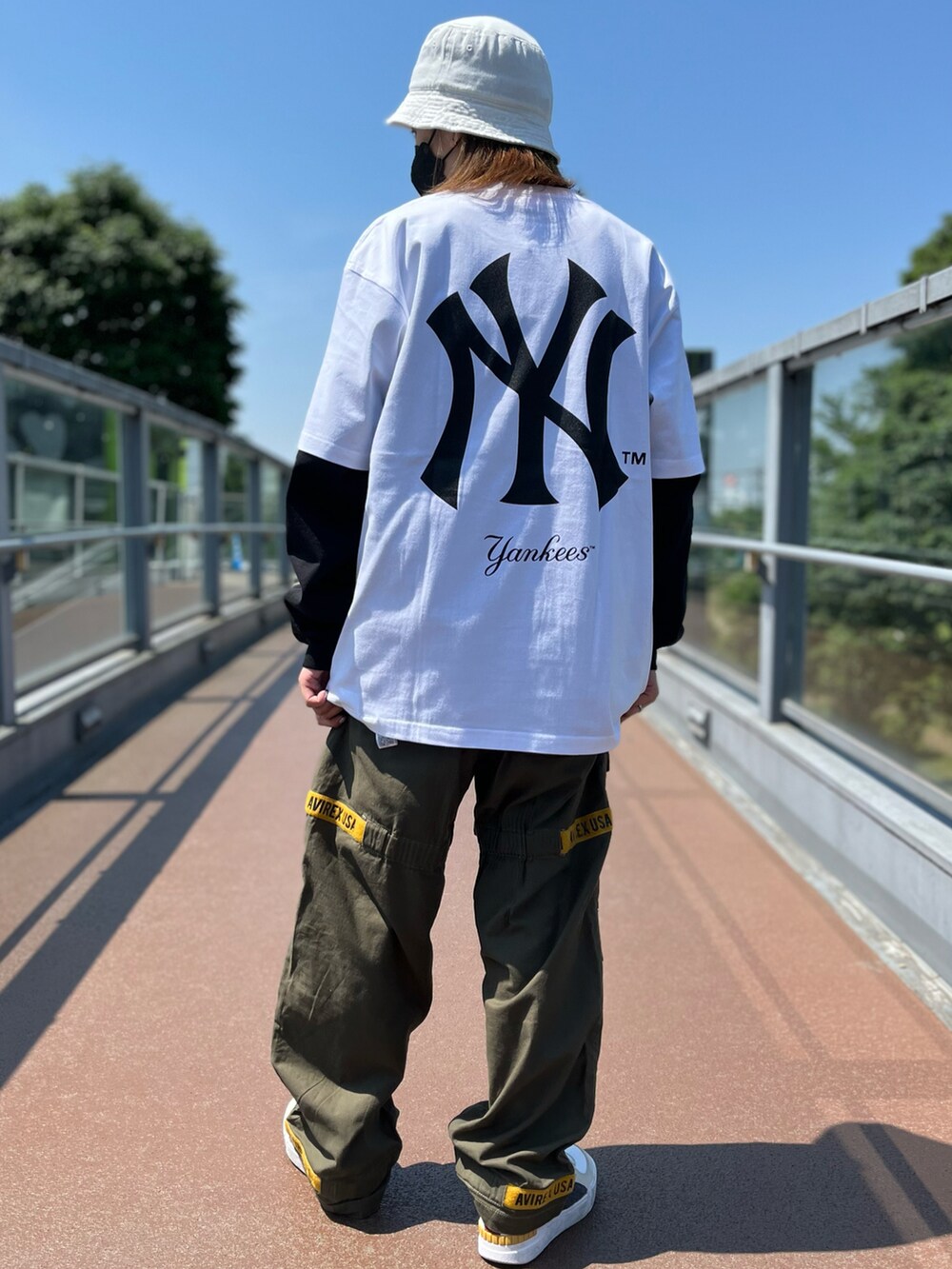 ブラック系のTシャツ/カットソー、ホワイト系のTシャツ/カットソー、ホワイト系のTシャツ/カットソーを着用したレディースの春コーディネートの2枚目の写真