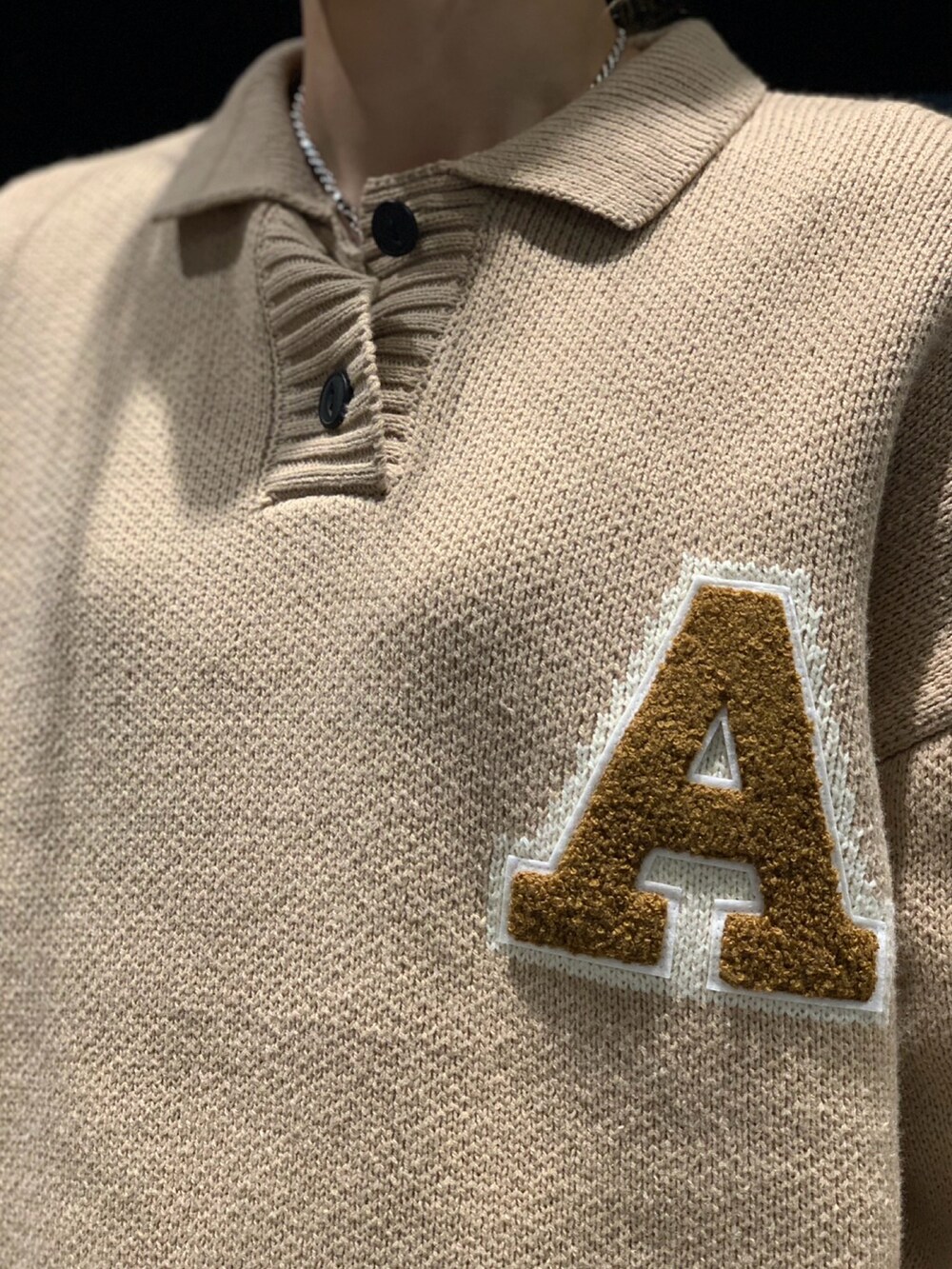 ベージュ系のニット/セーター、ブラック系のスカートを着用したレディースの冬コーディネートの2枚目の写真