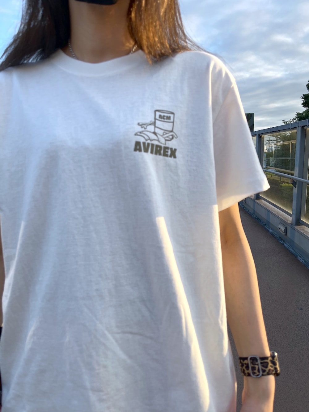 ホワイト系のTシャツ/カットソー、イエロー系のスカート、ブルー系のカーディガン/ボレロを着用したレディースの夏コーディネートの4枚目の写真