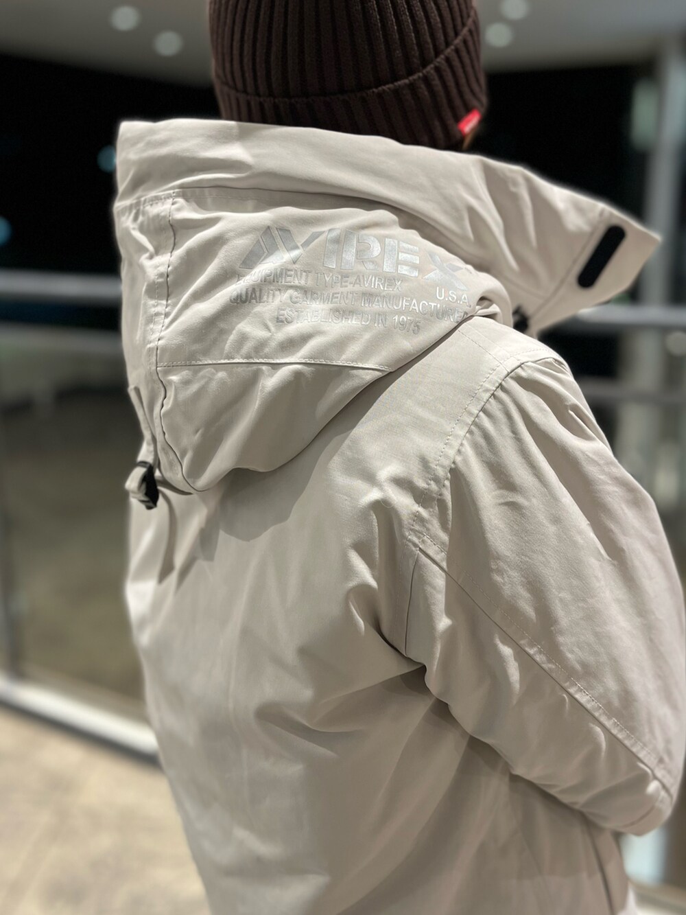 その他のカーゴパンツ、グレー系のスウェット、グレー系のダウンジャケット/コートを着用したレディースの秋コーディネートの5枚目の写真