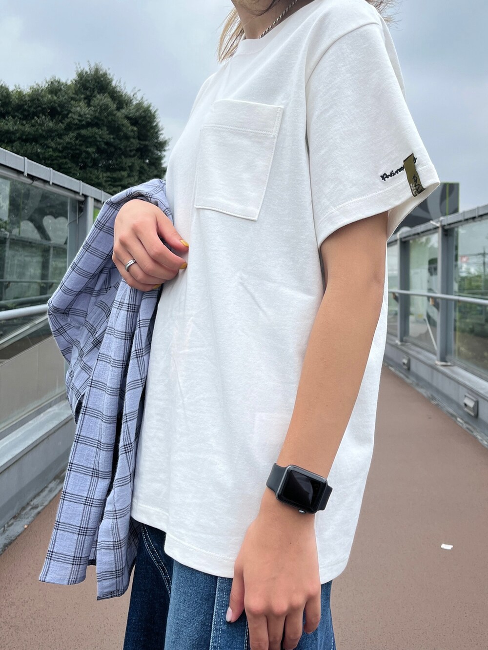 その他のデニムスカート、ホワイト系のTシャツ/カットソー、ブルー系のシャツ/ブラウスを着用したレディースの夏コーディネートの3枚目の写真