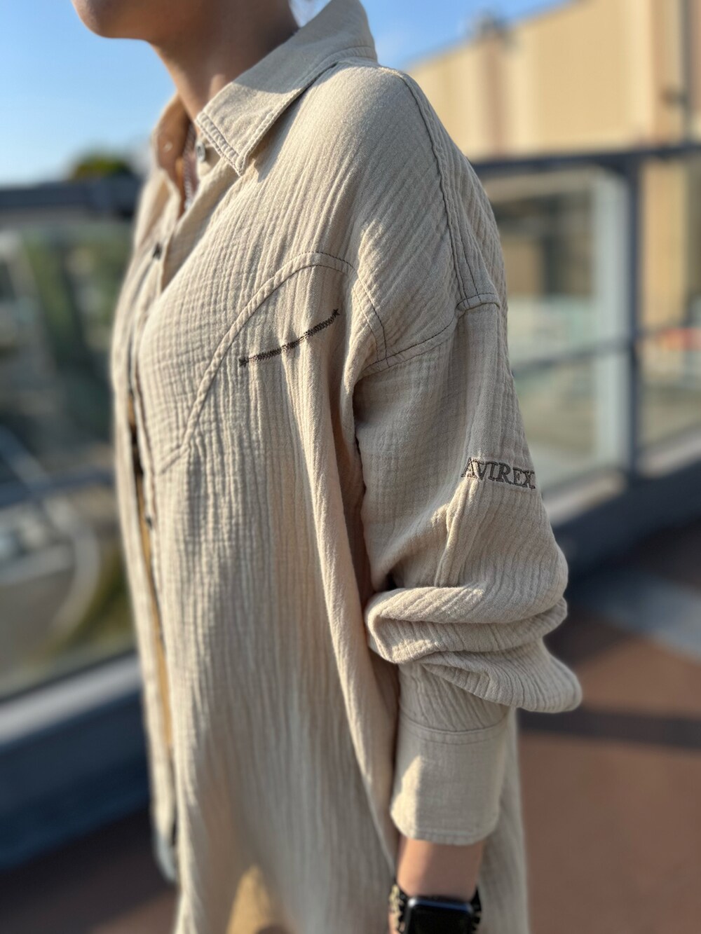 ベージュ系のシャツ/ブラウス、ブラック系のタンクトップ、シルバー系のサンダルを着用したレディースの夏コーディネートの2枚目の写真