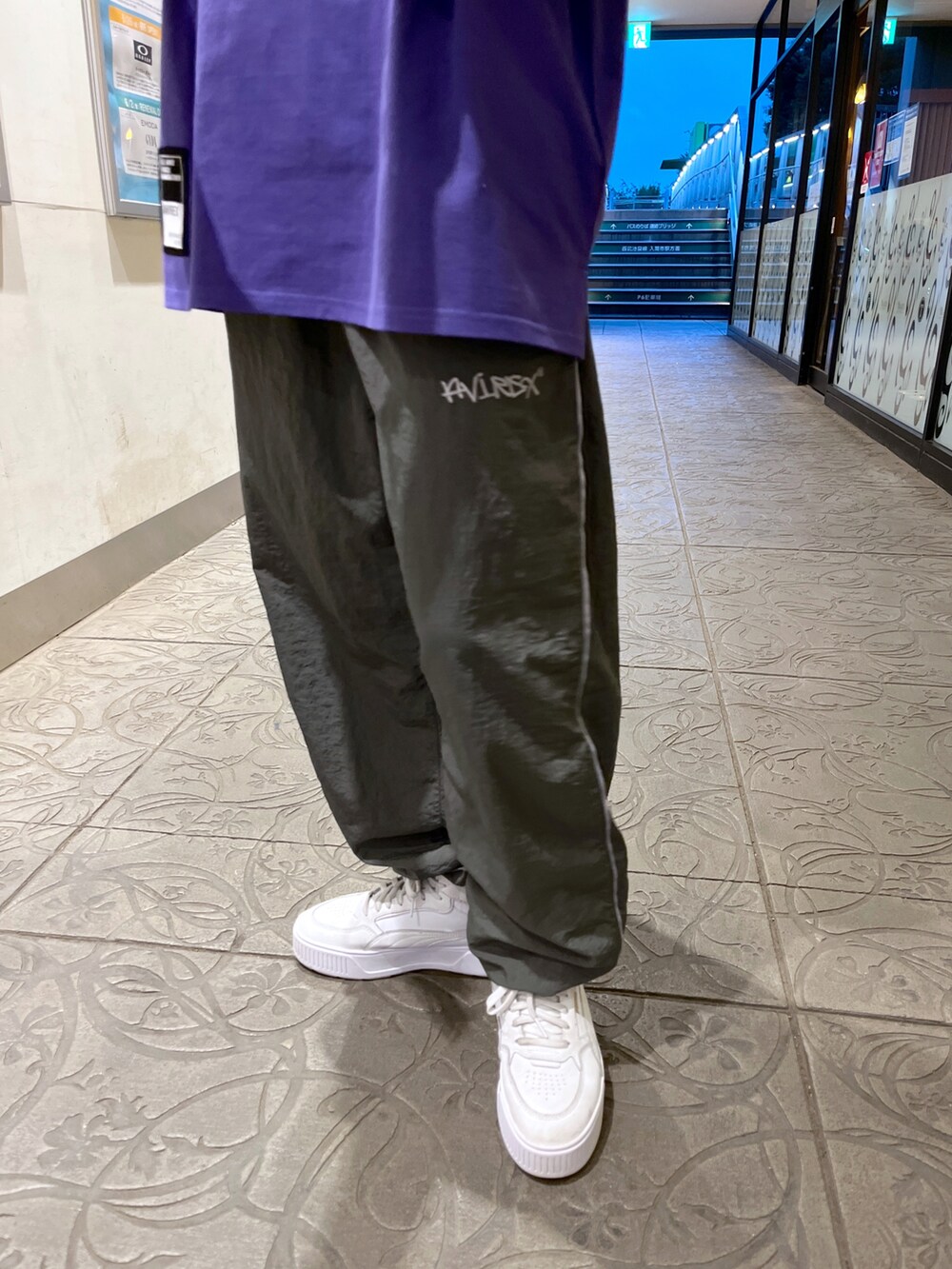 パープル系のTシャツ/カットソー、グレー系のその他パンツを着用したレディースの夏コーディネートの3枚目の写真