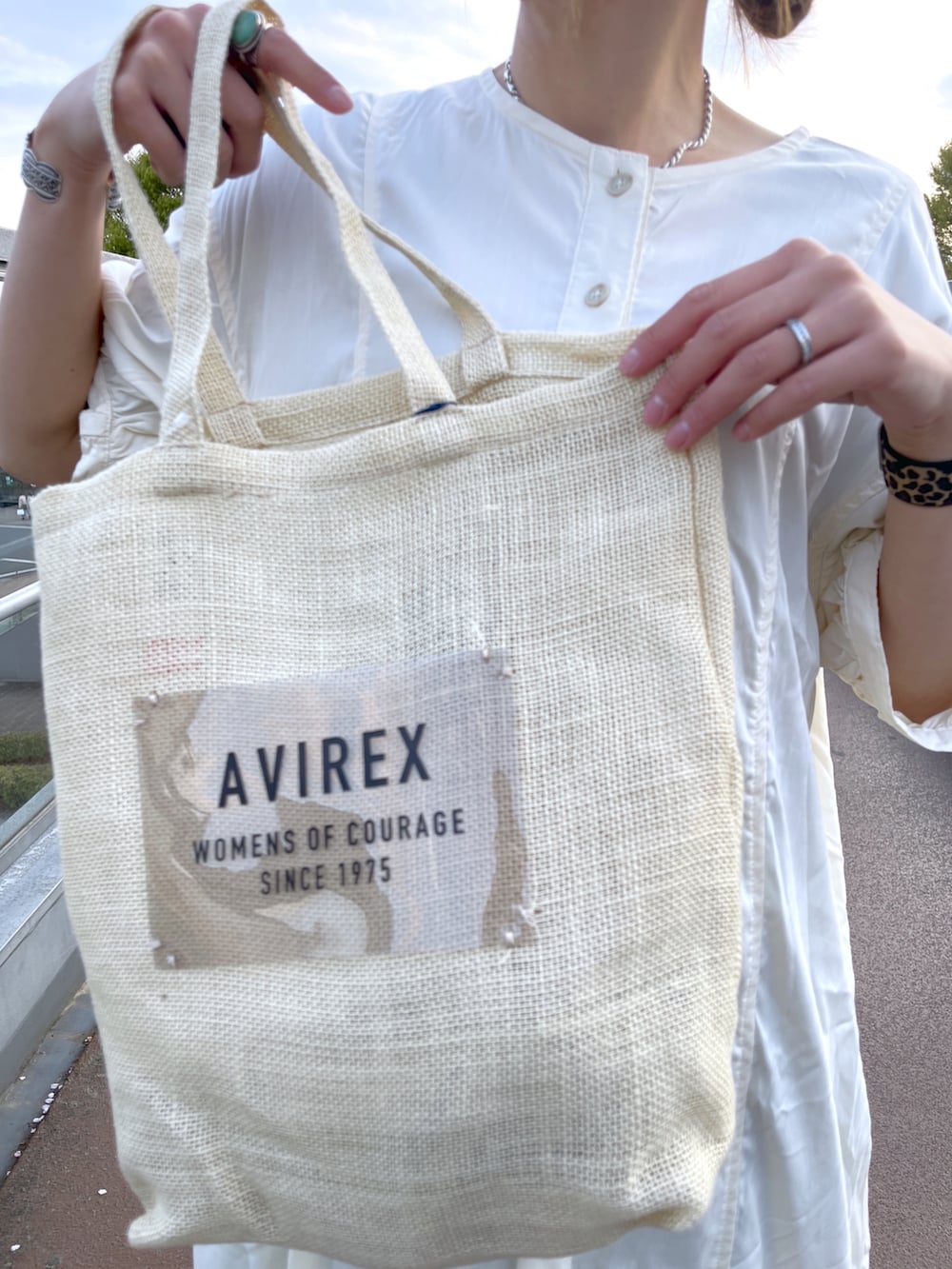 ホワイト系のワンピース、ベージュ系のトートバッグを着用したレディースの春コーディネートの4枚目の写真