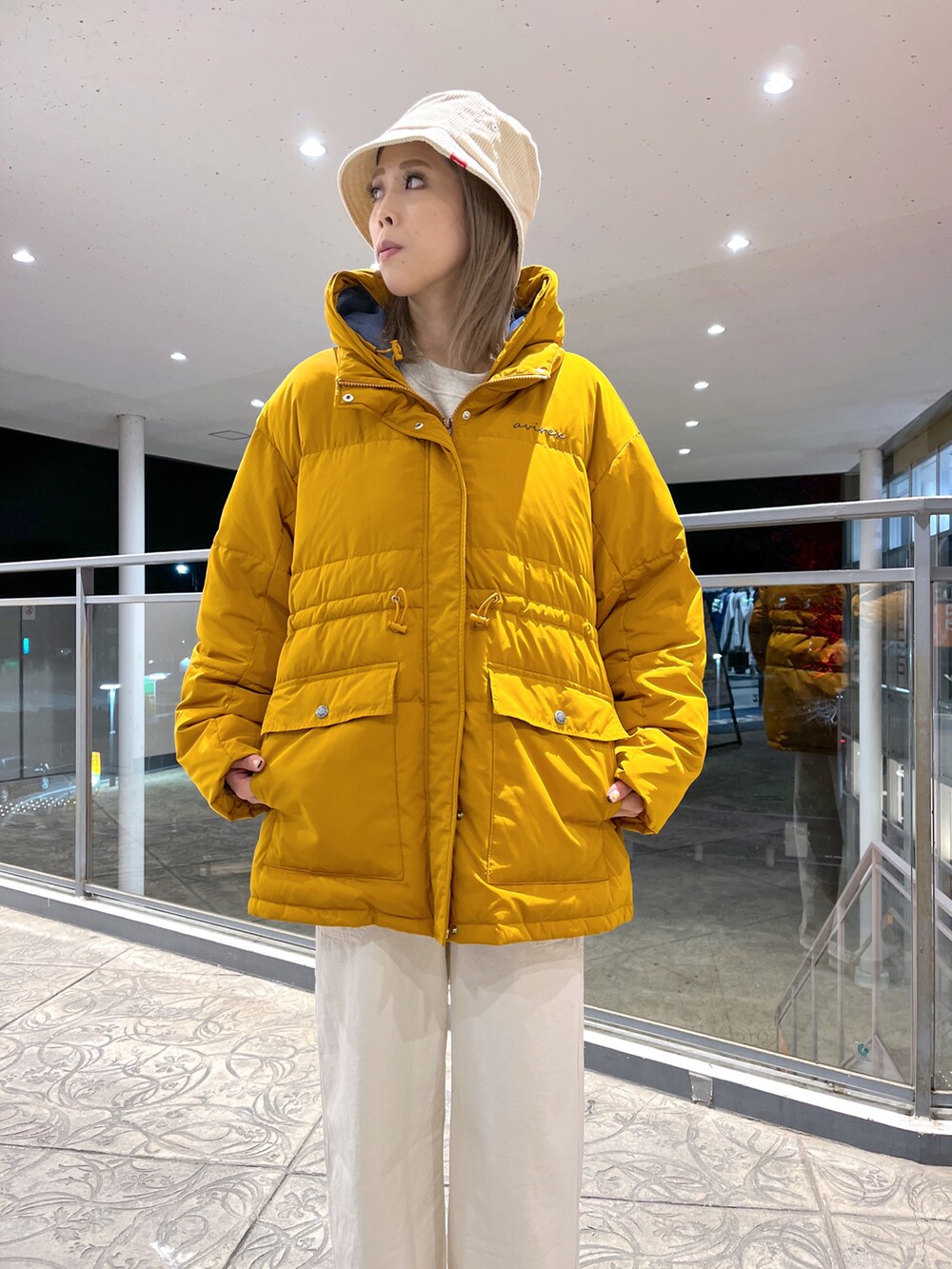 その他のスウェット、オレンジ系のダウンジャケット/コート、ホワイト系のサロペット/オーバーオールを着用したレディースの冬コーディネートの2枚目の写真