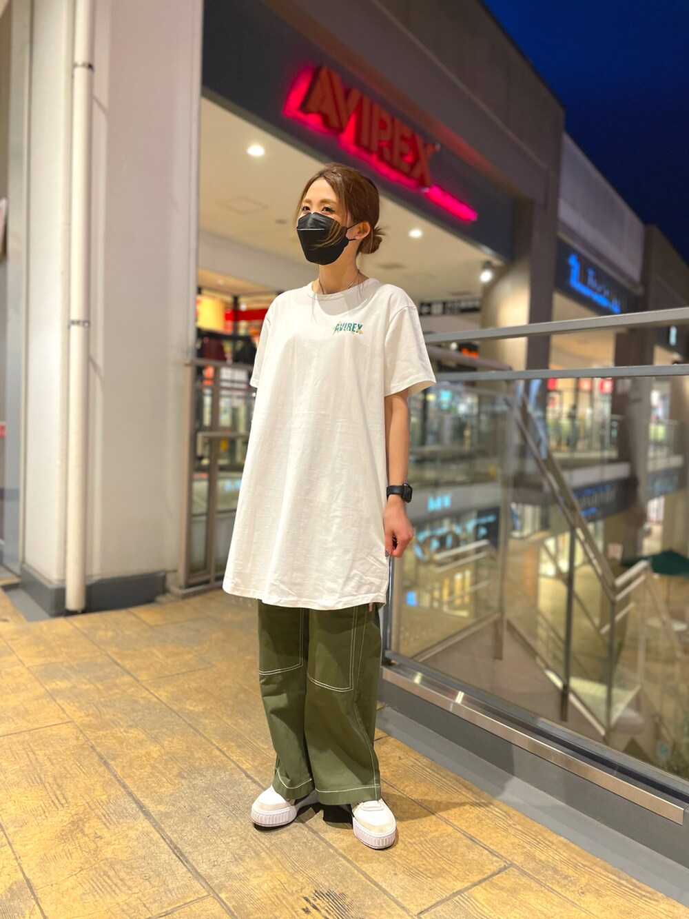 ホワイト系のワンピース、グリーン系のその他パンツを着用したレディースの春コーディネートの2枚目の写真