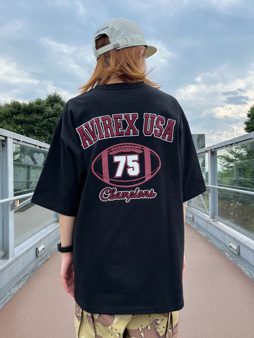 ブラック系のTシャツ/カットソー、その他のカーゴパンツ、ホワイト系のスニーカーを着用したレディースの夏コーディネートの2枚目の写真