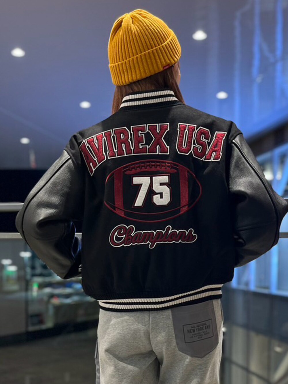 ブラック系のスタジャン、グレー系のスウェットパンツを着用したレディースの冬コーディネートの2枚目の写真