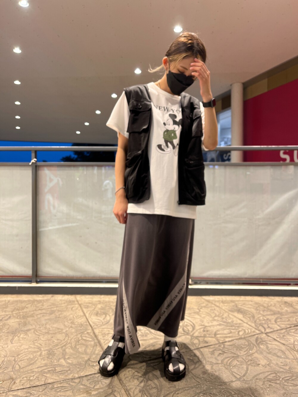 ホワイト系のTシャツ/カットソー、グレー系のスカートを着用したレディースの夏コーディネートの2枚目の写真