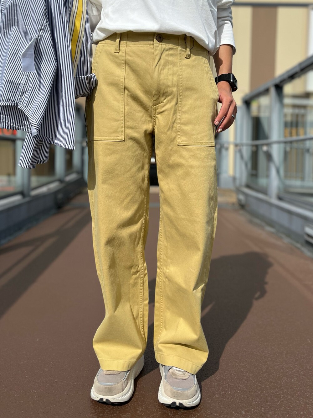 ブラック系のシャツ/ブラウス、ホワイト系のTシャツ/カットソー、ベージュ系のその他パンツを着用したレディースの秋コーディネートの3枚目の写真