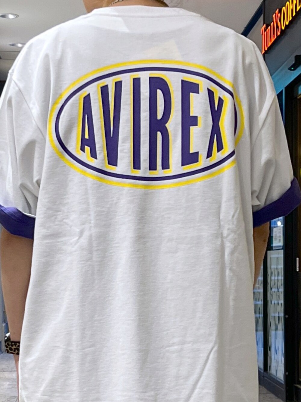 パープル系のTシャツ/カットソー、グレー系のその他パンツ、ホワイト系のTシャツ/カットソーを着用したレディースの夏コーディネートの3枚目の写真