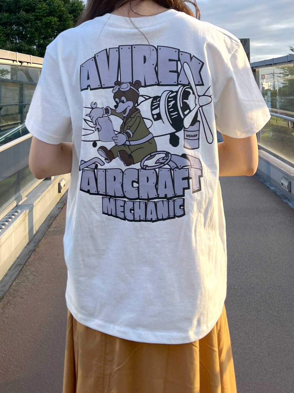 ホワイト系のTシャツ/カットソー、イエロー系のスカート、ブルー系のカーディガン/ボレロを着用したレディースの夏コーディネートの3枚目の写真