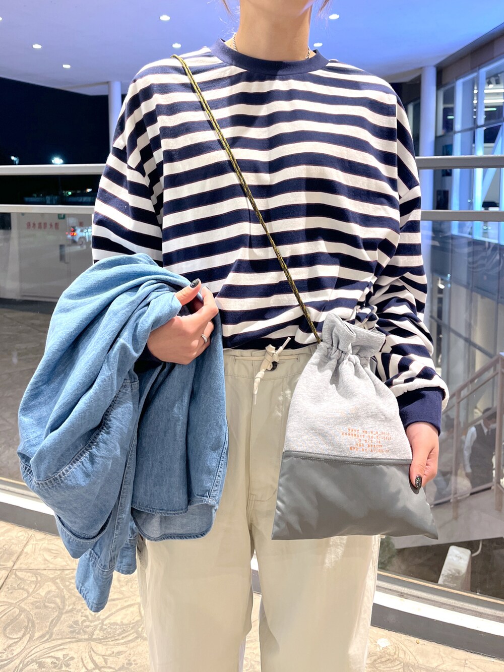 ブルー系のTシャツ/カットソー、ホワイト系のその他パンツ、グレー系のショルダーバッグを着用したレディースの春コーディネートの4枚目の写真