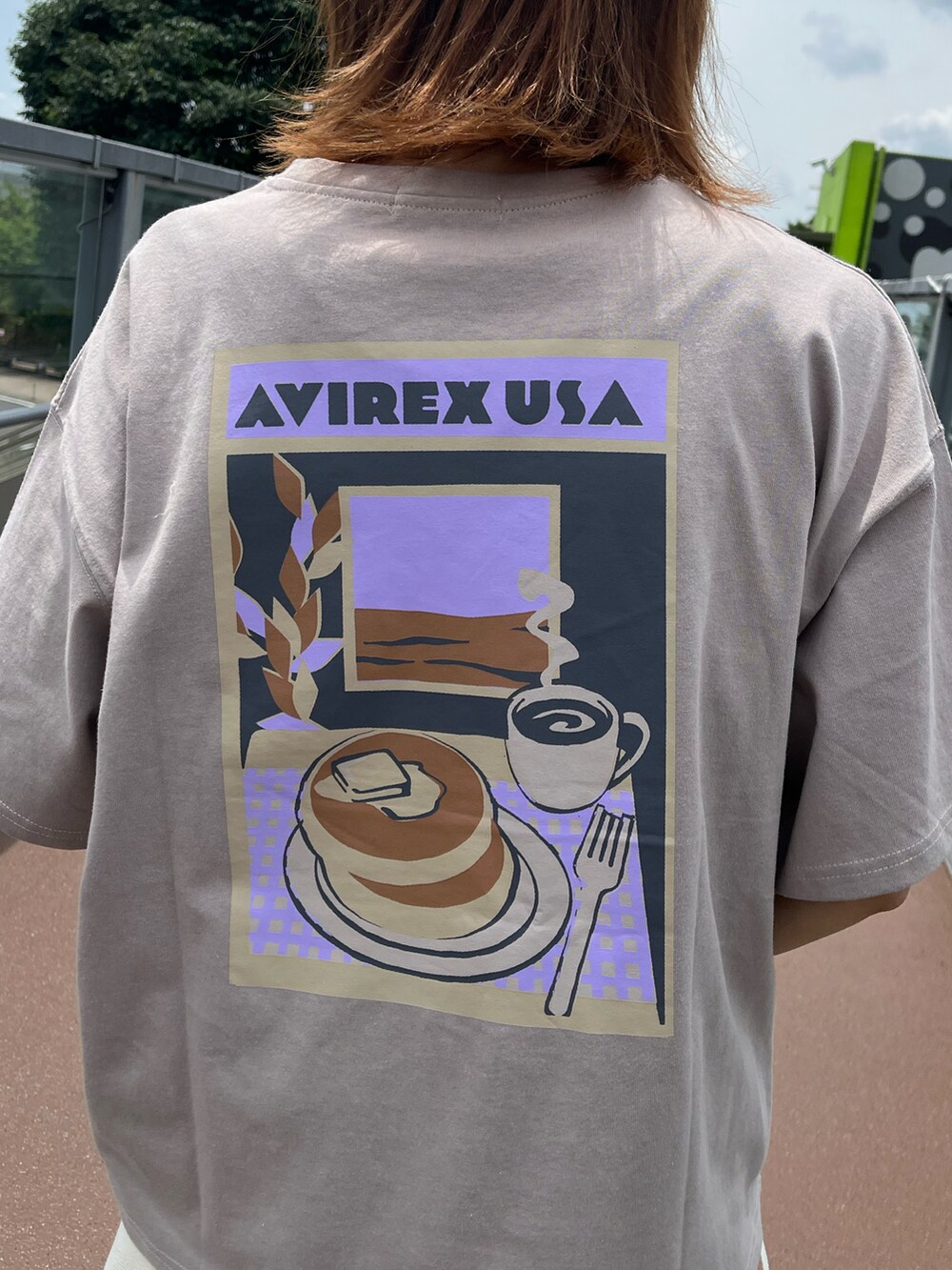 グレー系のTシャツ/カットソー、ホワイト系のサロペット/オーバーオールを着用したレディースの夏コーディネートの2枚目の写真
