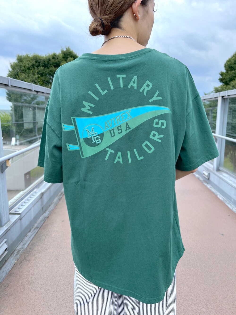 その他のトートバッグ、グリーン系のチュニック、その他のデニムパンツを着用したレディースの夏コーディネートの3枚目の写真