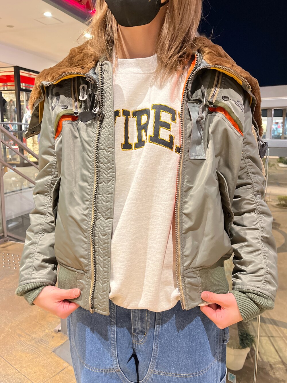 その他のスウェット、グリーン系のMA-1、その他のその他パンツを着用したレディースの冬コーディネートの2枚目の写真