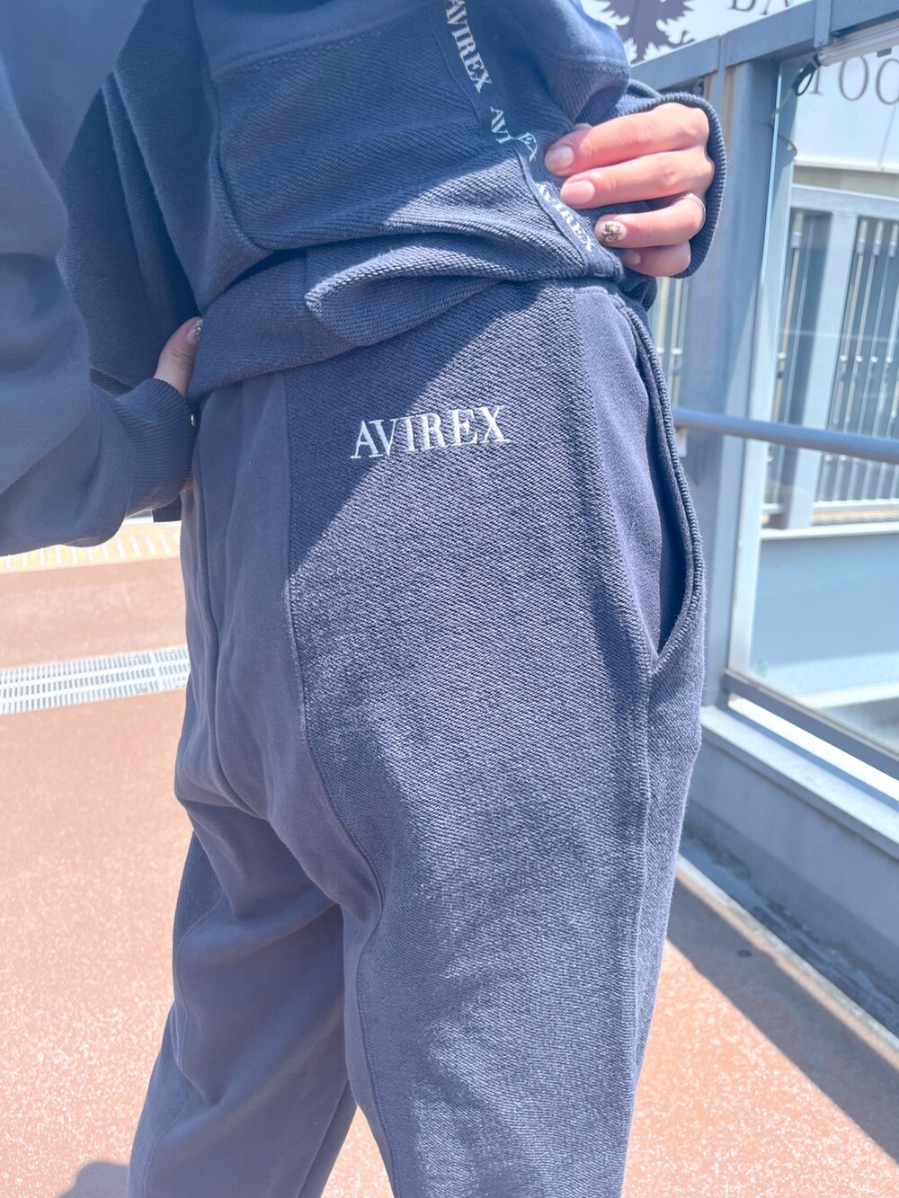 グレー系のスウェット、グレー系のスウェットパンツを着用したレディースの夏コーディネートの4枚目の写真