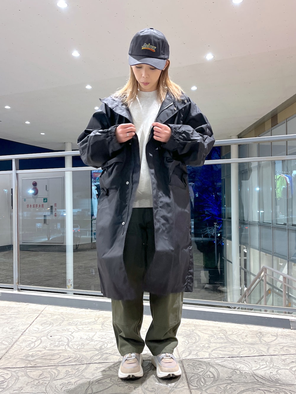 グリーン系のその他パンツ、ベージュ系のスウェット、ブラック系のモッズコートを着用したレディースの冬コーディネートの2枚目の写真