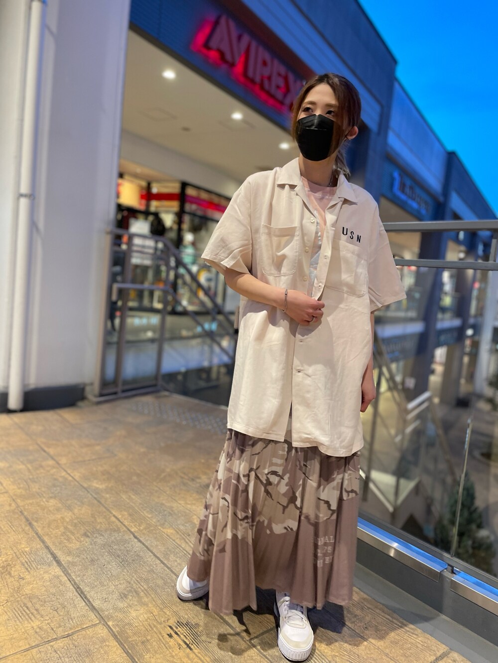 ベージュ系のワンピース、ベージュ系のスカートを着用したレディースの春コーディネートの2枚目の写真