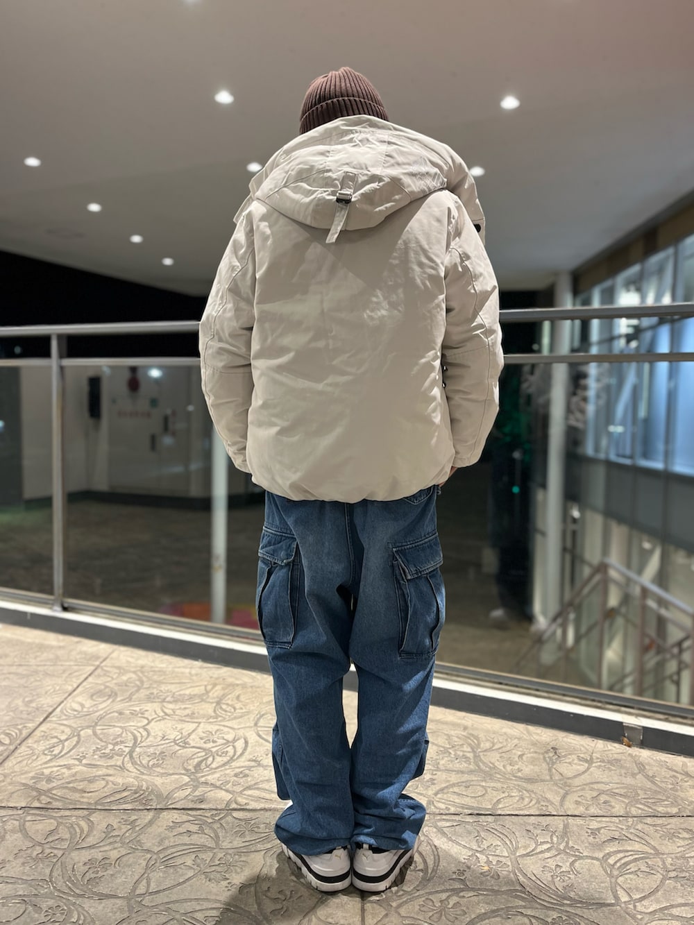 その他のカーゴパンツ、グレー系のスウェット、グレー系のダウンジャケット/コートを着用したレディースの秋コーディネートの3枚目の写真