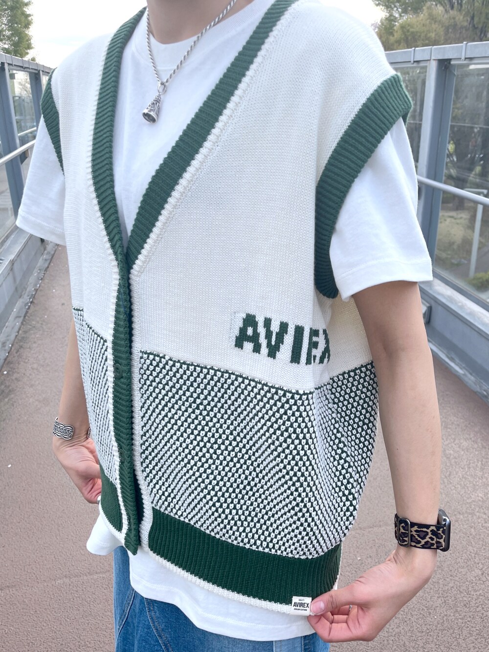 ホワイト系のTシャツ/カットソー、グリーン系のベスト、その他のデニムスカートを着用したレディースの春コーディネートの3枚目の写真