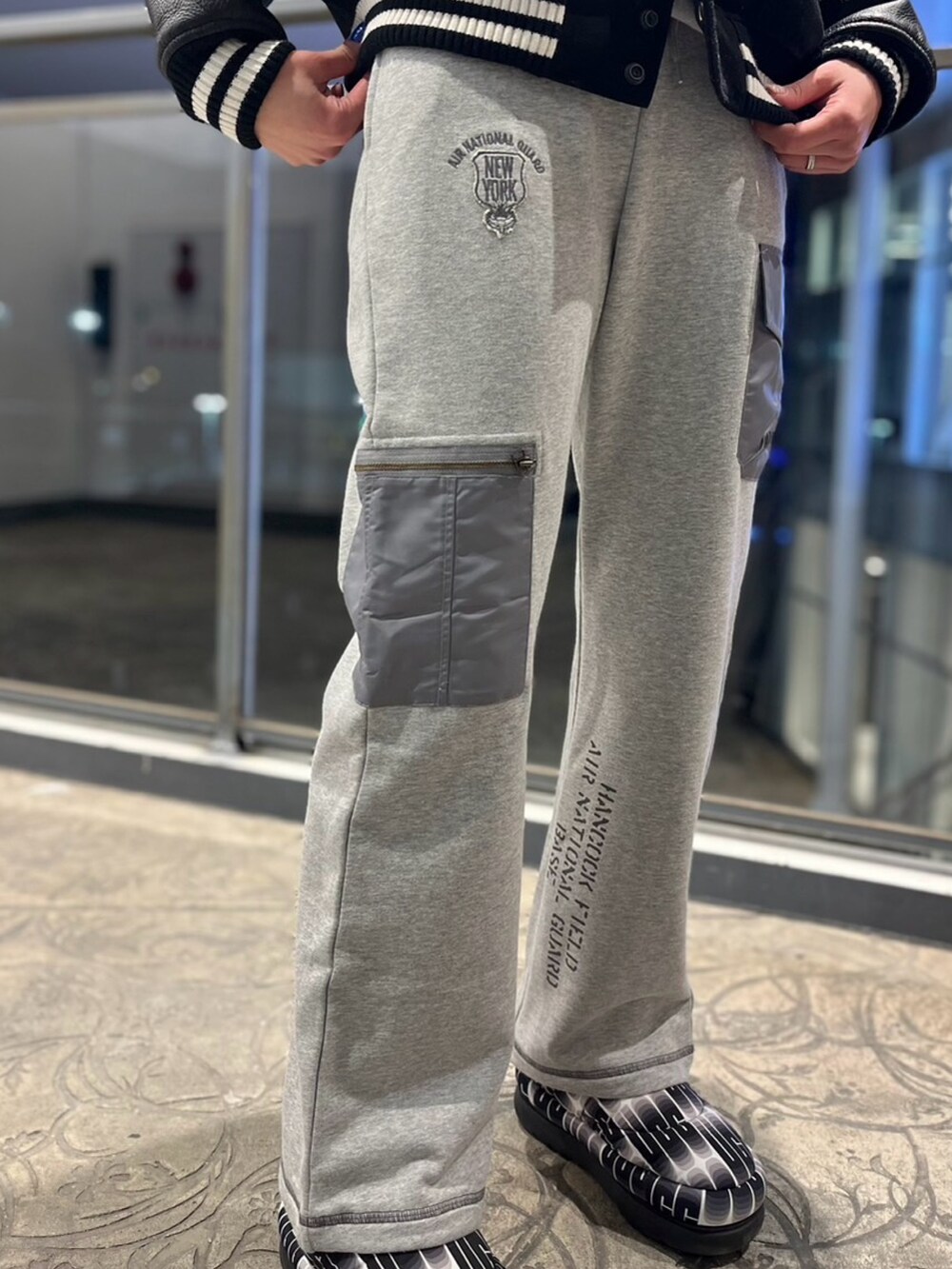 ブラック系のスタジャン、グレー系のスウェットパンツを着用したレディースの冬コーディネートの3枚目の写真