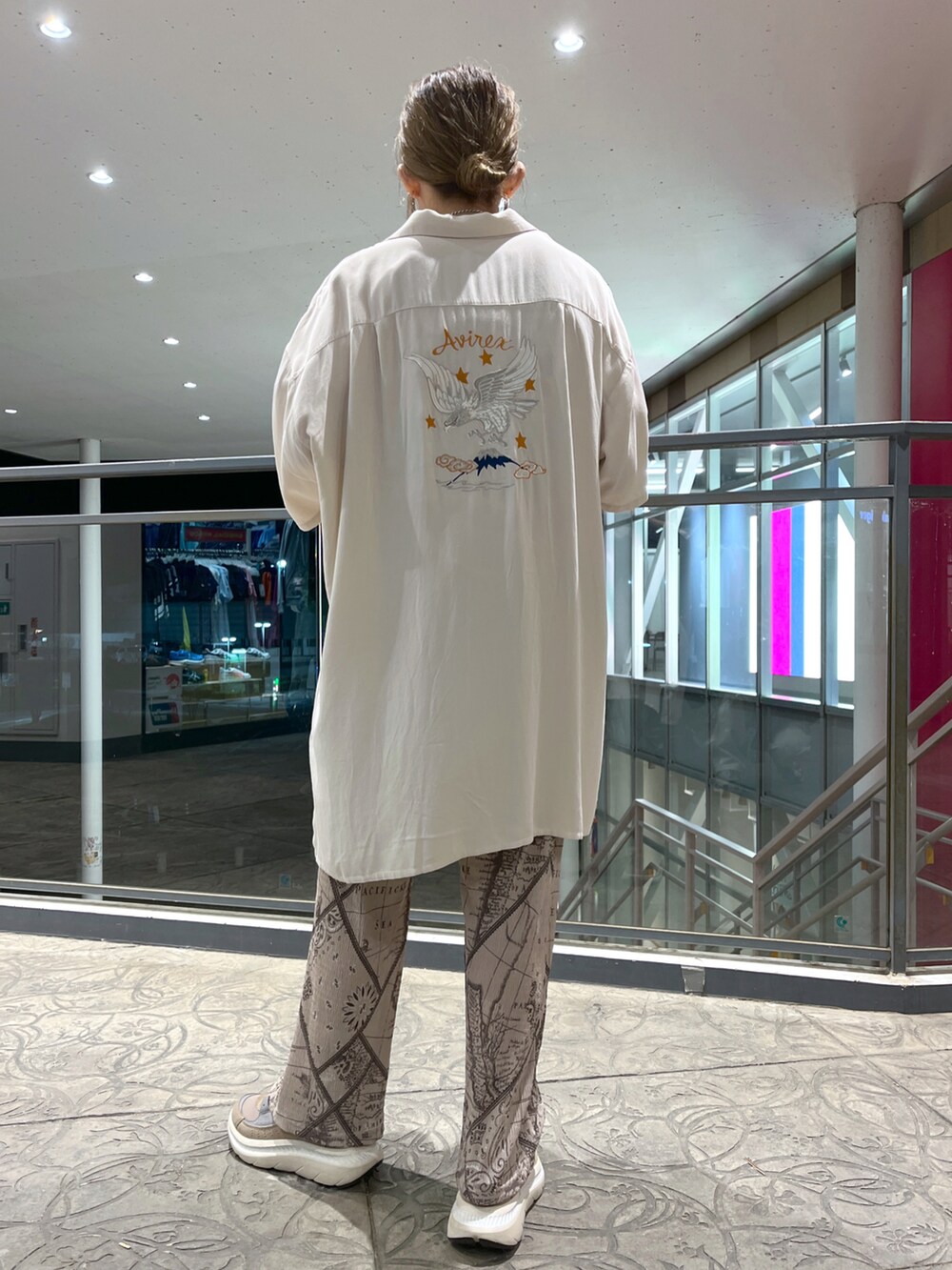 ホワイト系のシャツ/ブラウス、ピンク系のTシャツ/カットソー、ベージュ系のその他パンツを着用したレディースの春コーディネートの2枚目の写真