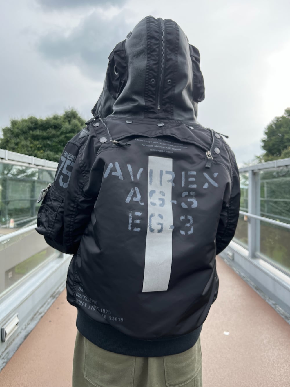 グリーン系のスカート、グリーン系のTシャツ/カットソー、ホワイト系のTシャツ/カットソーを着用したレディースの夏コーディネートの4枚目の写真