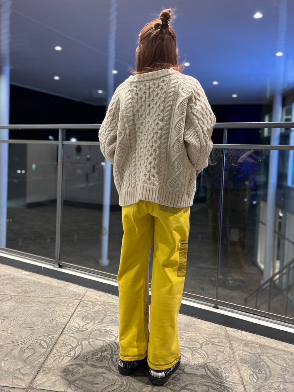 ホワイト系のカーディガン/ボレロ、イエロー系のスウェットパンツを着用したレディースの冬コーディネートの2枚目の写真